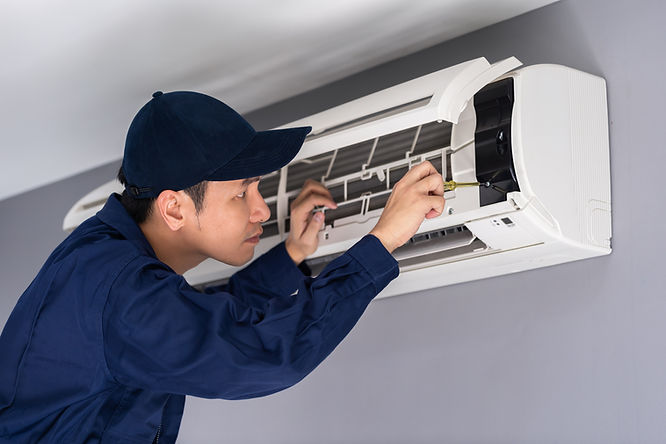 Technicien réparant le climatiseur