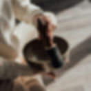 Hand mit Klangschale