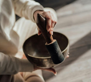 Mano con cuenco tibetano