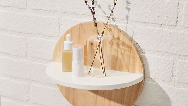 Étagère avec des cosmétiques
