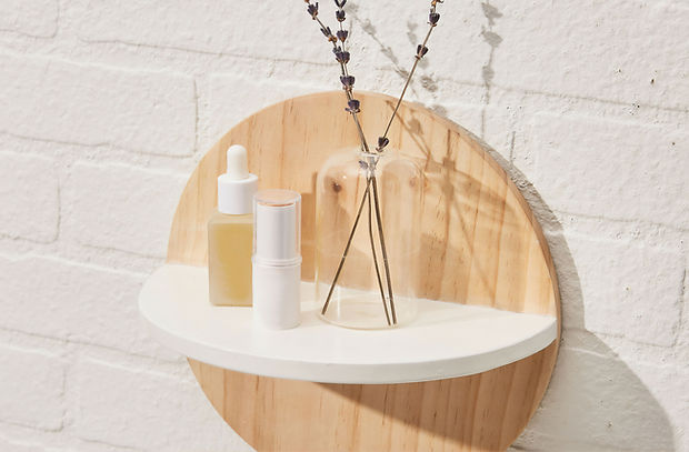 Étagère avec des cosmétiques
