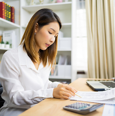 Une femme vérifiant des documents sur le bureau