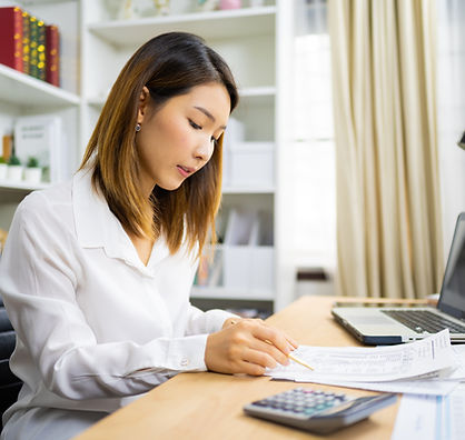 Uma mulher a verificar documentos em cima da secretária