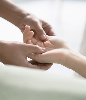 Des mains qui offrent leur soutien