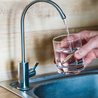 Riempire il bicchiere d'acqua