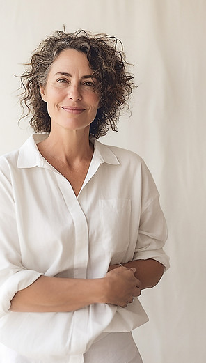 Портрет усміхненої жінки