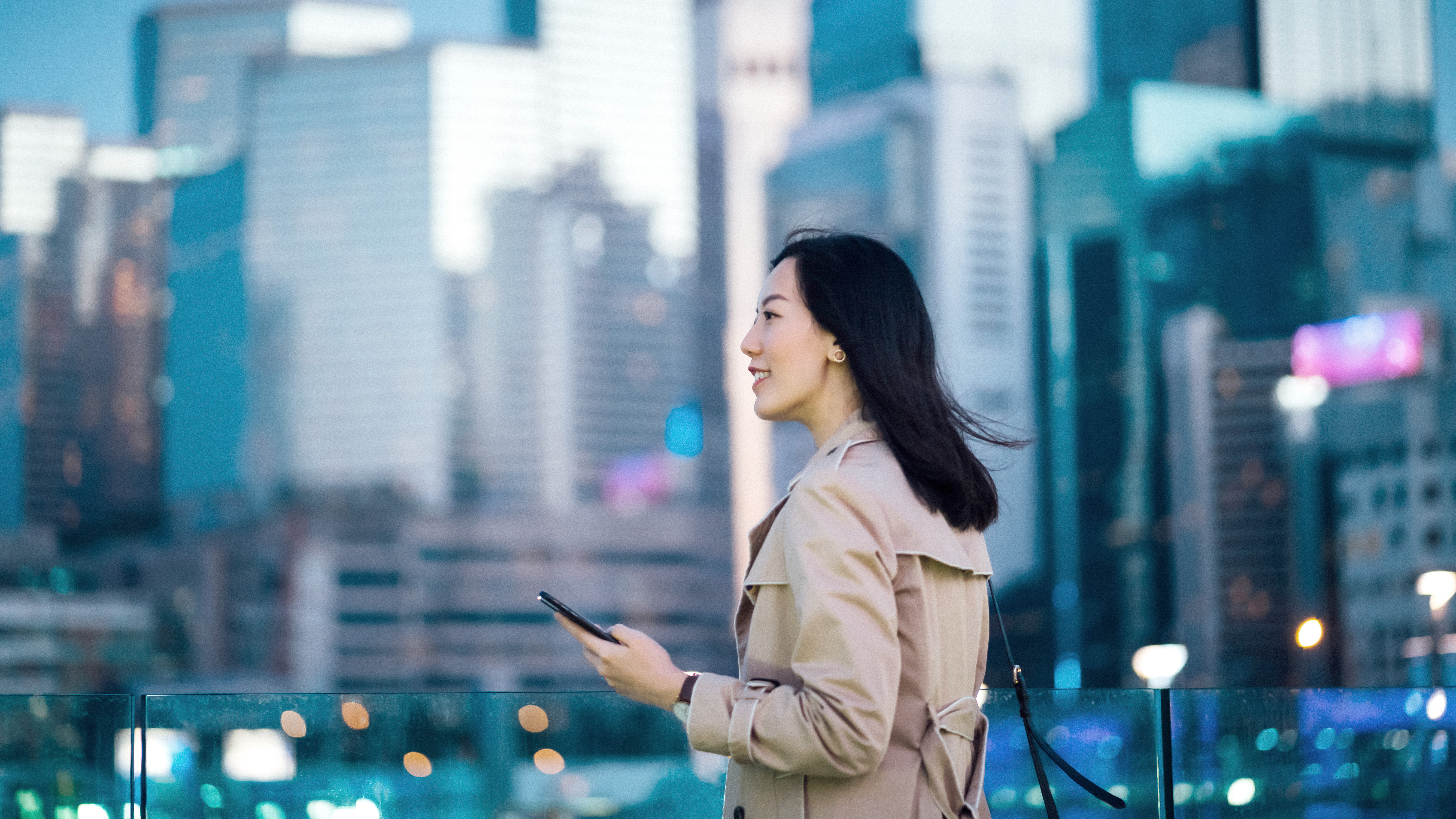 携帯電話を持つ人物