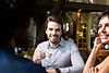 Amis dans un café