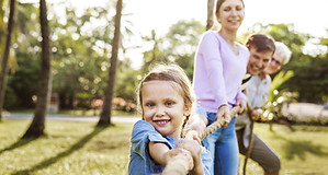 Familie spielt im Freien