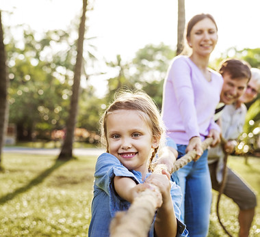Familia jugando al aire libre