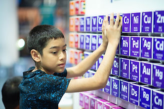 Niño explorando los elementos