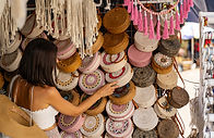 Mulher escolhendo bolsa