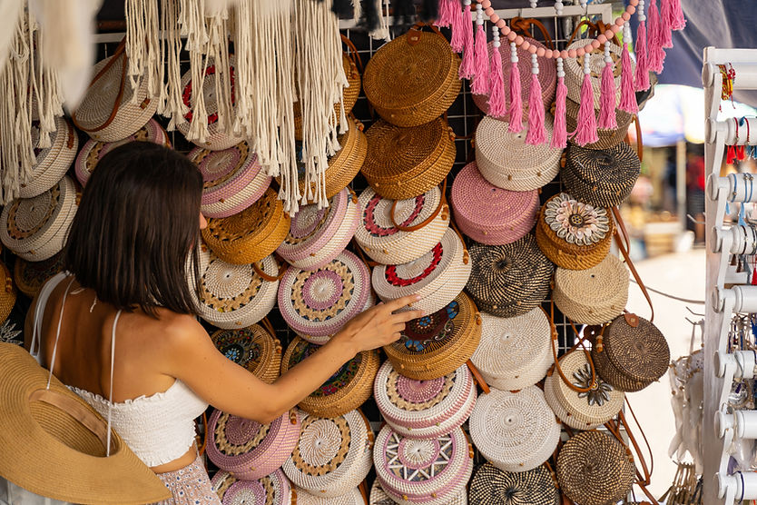 Mulher escolhendo bolsa