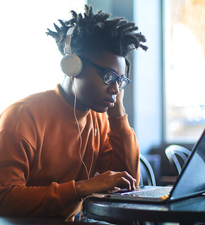 student studies swedish online