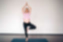Zwangere vrouw die yoga beoefent