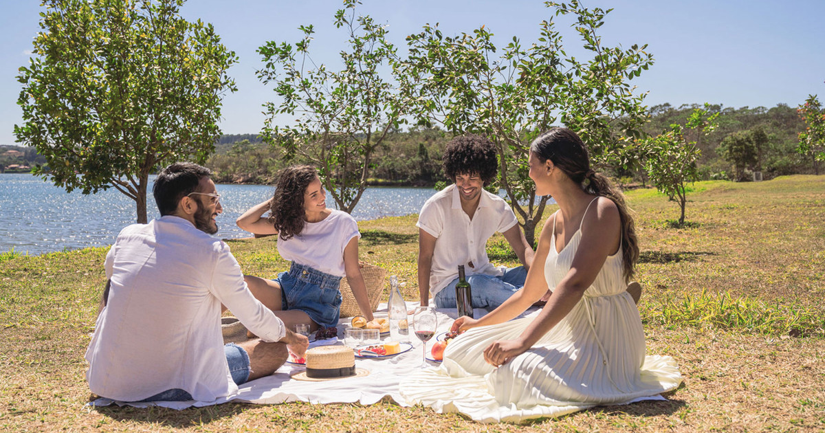 A person enjoying a gentle outdoor activity with friends, demonstrating how meaningful recreation can support wellbeing while living with persistent pain.