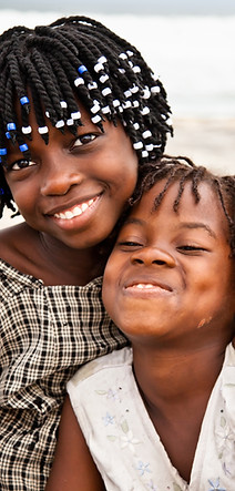 Niños sonrientes al aire libre
