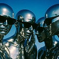 Grupo de maniquíes futuristas