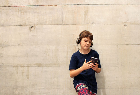 Niño con auriculares