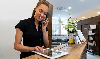 Réceptionniste utilisant une tablette