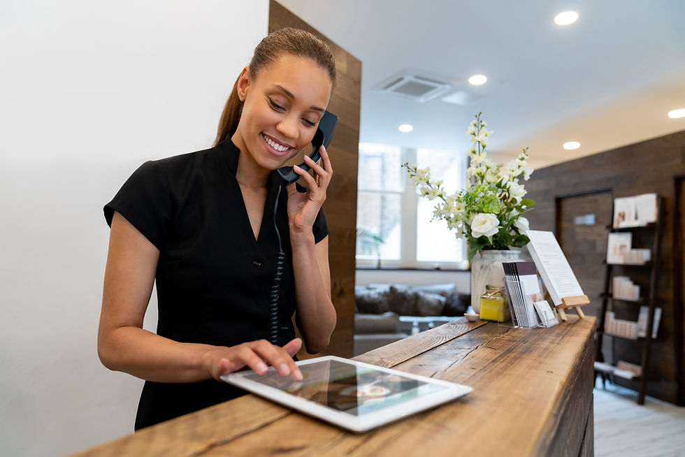 Recepcionista usando tablet