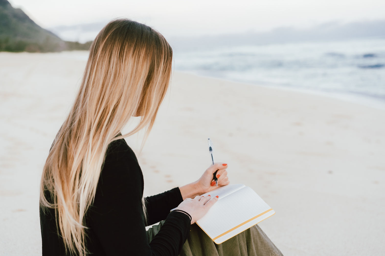 Mujer escribiendo playa