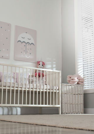 horizontal blinds with custom fit and decorative white finish