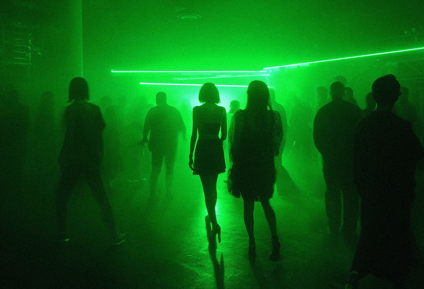 Pista de baile iluminada en verde