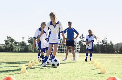 Meninas durante a prática de futebol