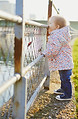 Enfant contemplant la Seine