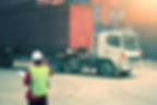 Trabajador portuario hablando por walkie-talkie