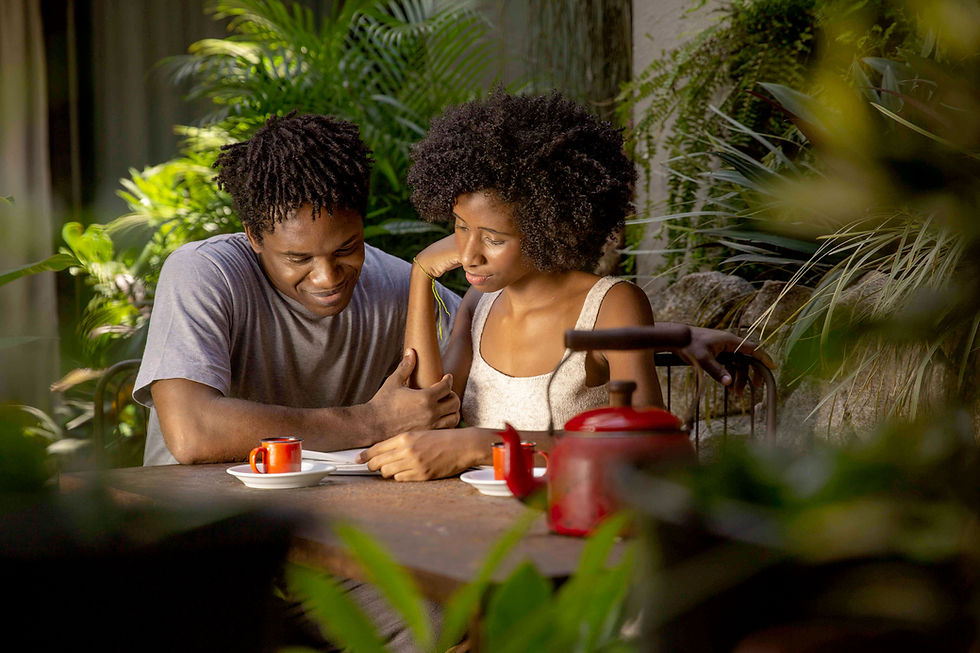 Un couple savoure un thé