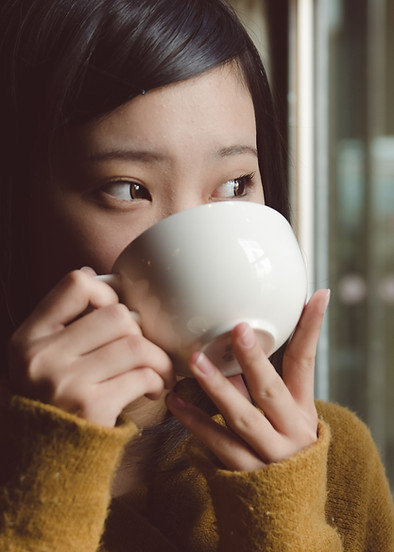 Người phụ nữ Châu Á uống cà phê