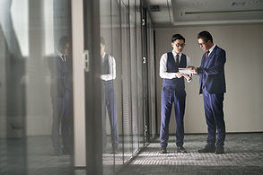 Um die Zustimmung des Chefs bitten