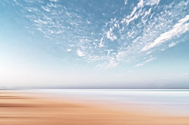 Plage sous un ciel bleu