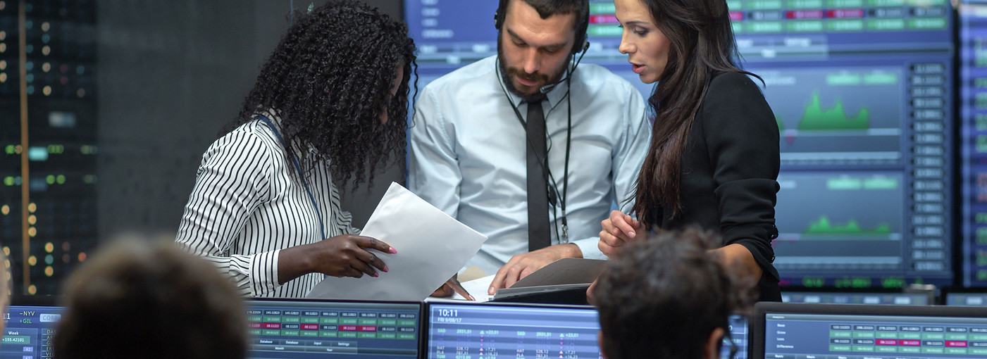 Uma discussão em equipe em uma sala de negociação