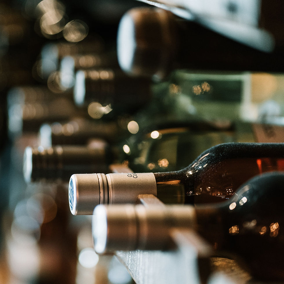 Rangée de bouteilles de vin