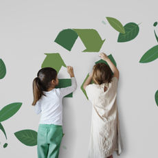 enfants qui collent des adhésifs recyclables