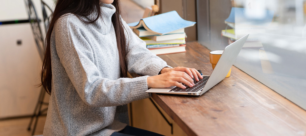 ノートパソコンに向かう女性