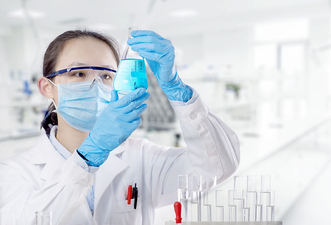 과학 실험을 하는 사람