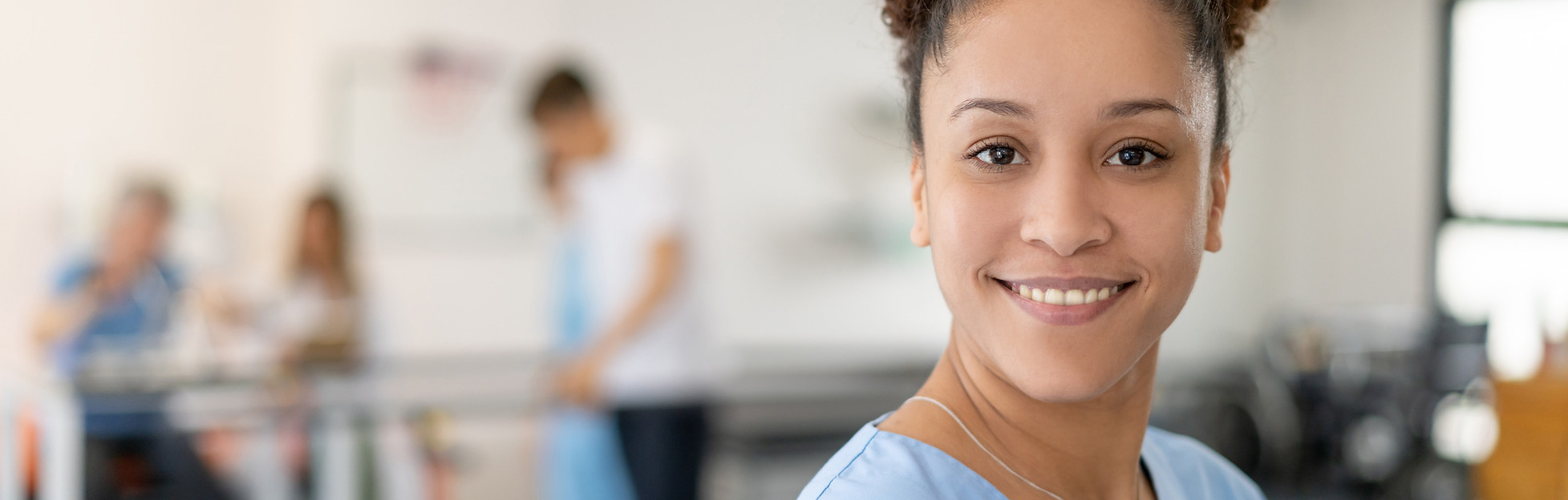 Lächelnde Pflegekraft