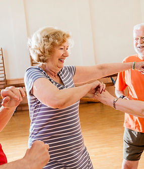 Senioren, die Gruppenaktivitäten genießen