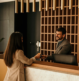 Otel Check-In Masası