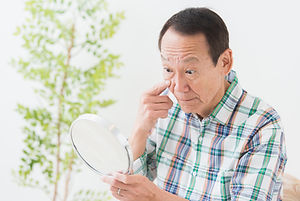 鏡を見るシニア男性