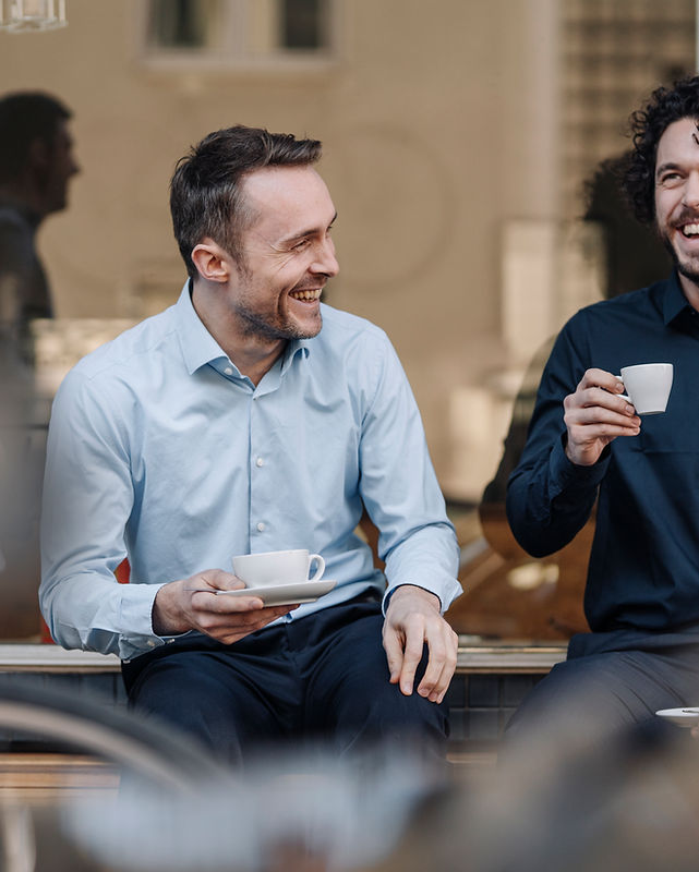 Vänner dricker kaffe