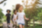 小孩'在戶外玩