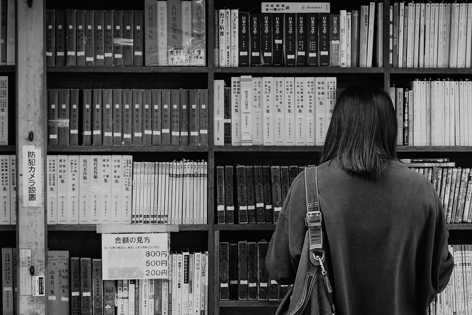Ragazza in biblioteca
