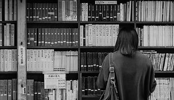 Vista das estantes de livros da biblioteca