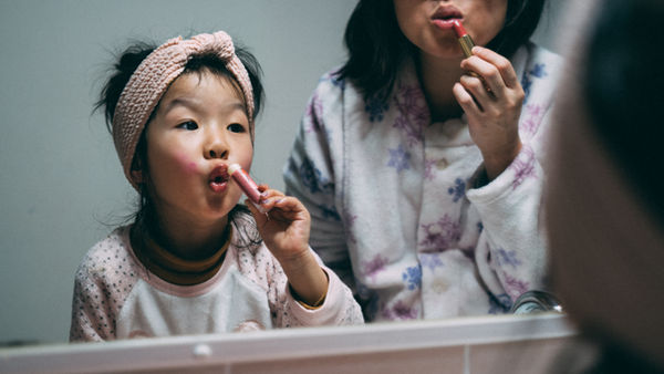menina fazendo skincare - adultização