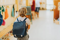 Niño con mochila escolar